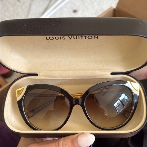 Louis Vuitton sunglasses - Picture 1 of 3